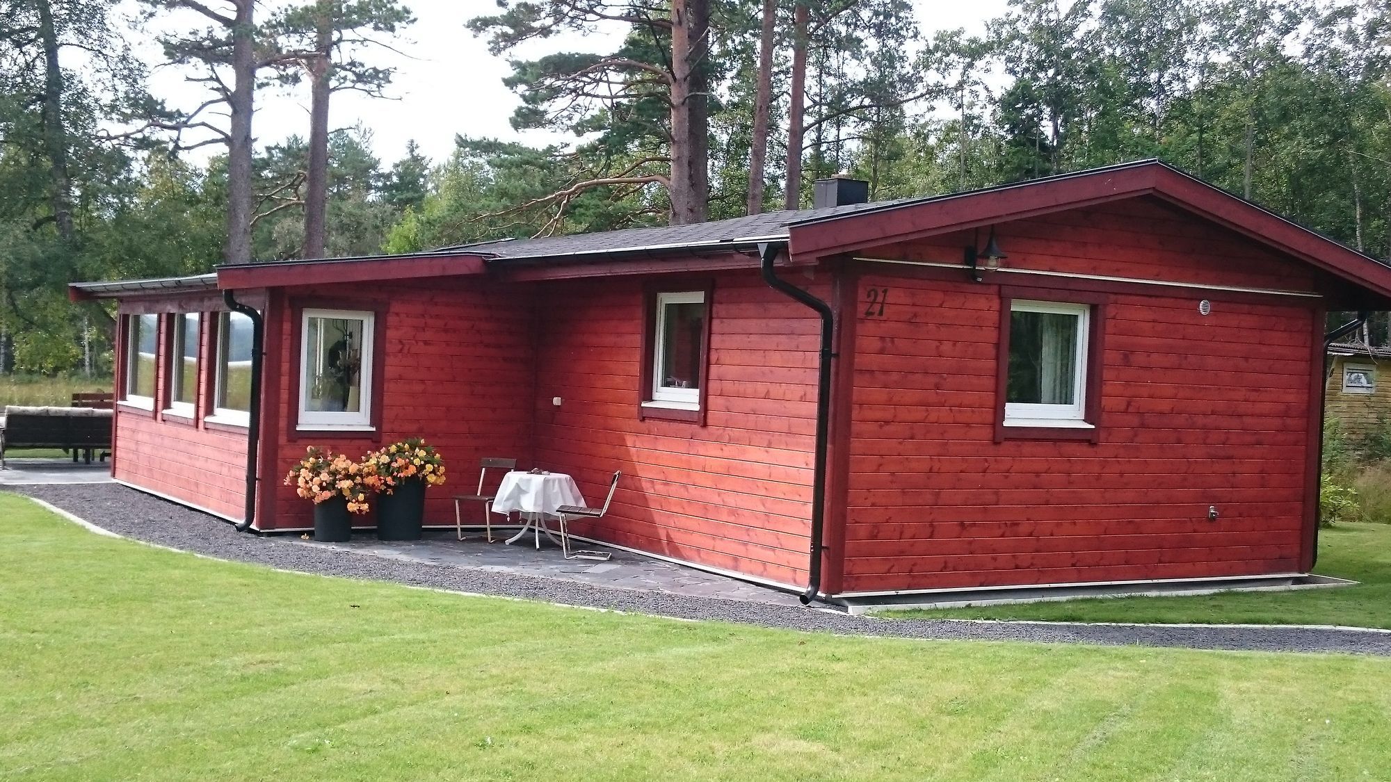 Mysig sommarstuga med sjötomt – bild 3 av 24