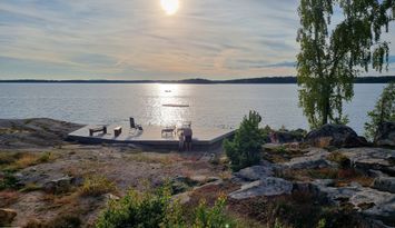 Modern, sjönära stuga med en glimt av Vänern