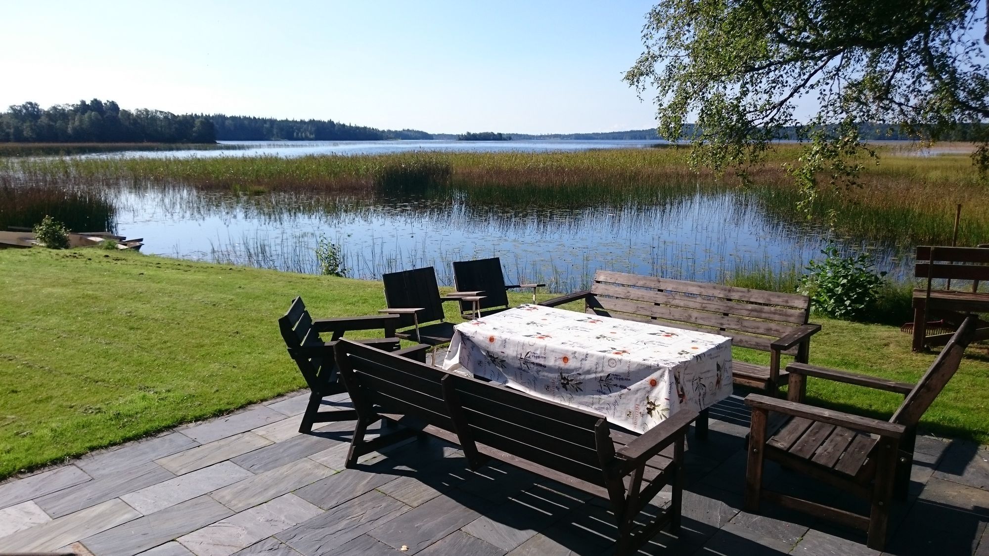 Mysig sommarstuga med sjötomt – bild 4 av 24