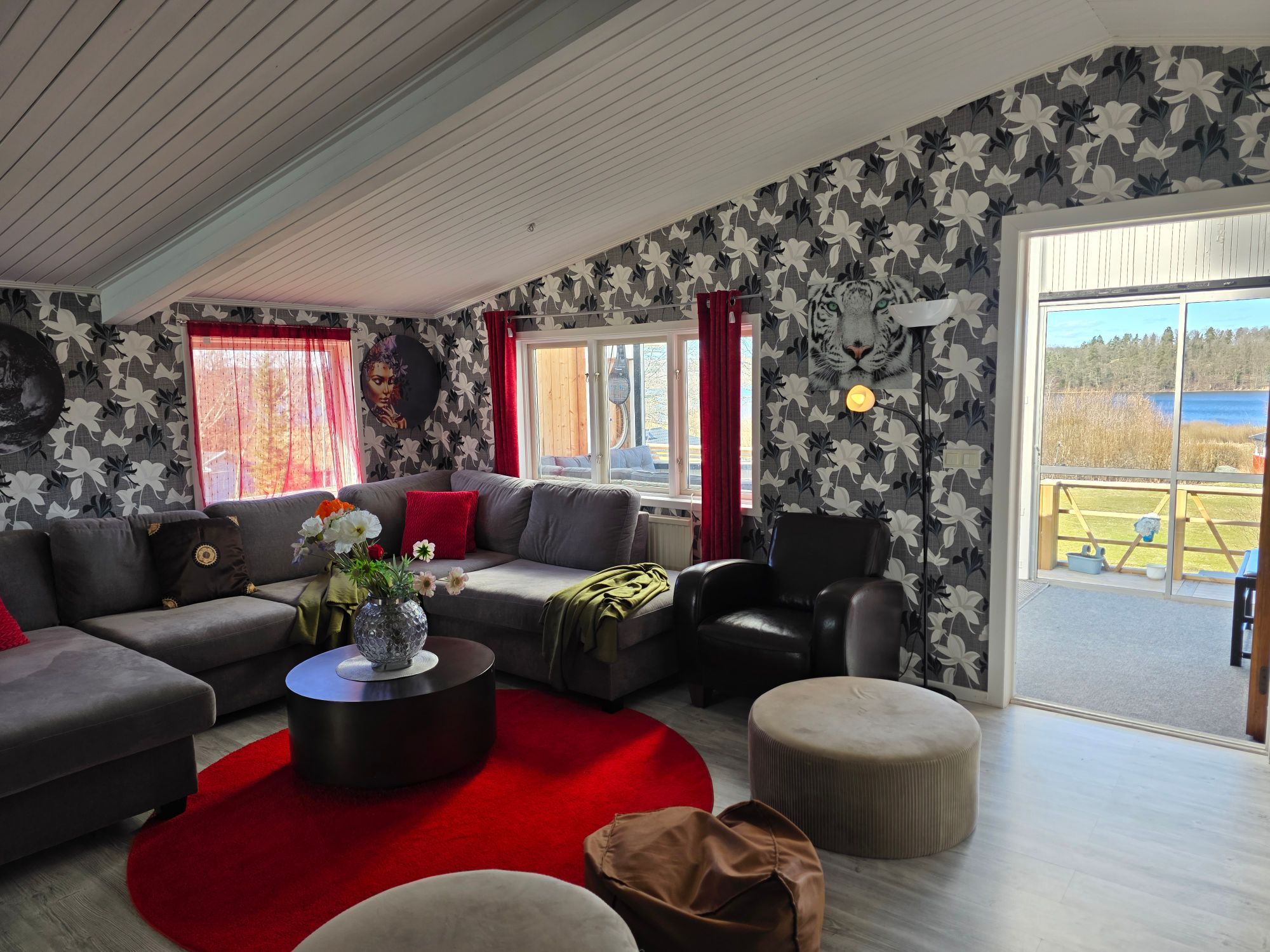 Charmig villa med sjöutsikt över Anten – Gräfsnäs – bild 9 av 16