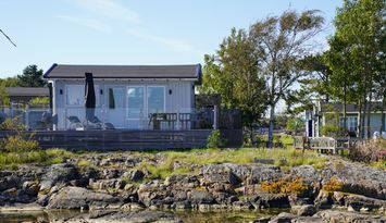 Mysig stuga precis vid havet på Knarrholmen