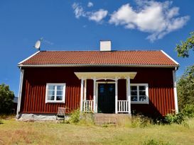 Charmig mangårdsbyggnad med sjöutsikt.