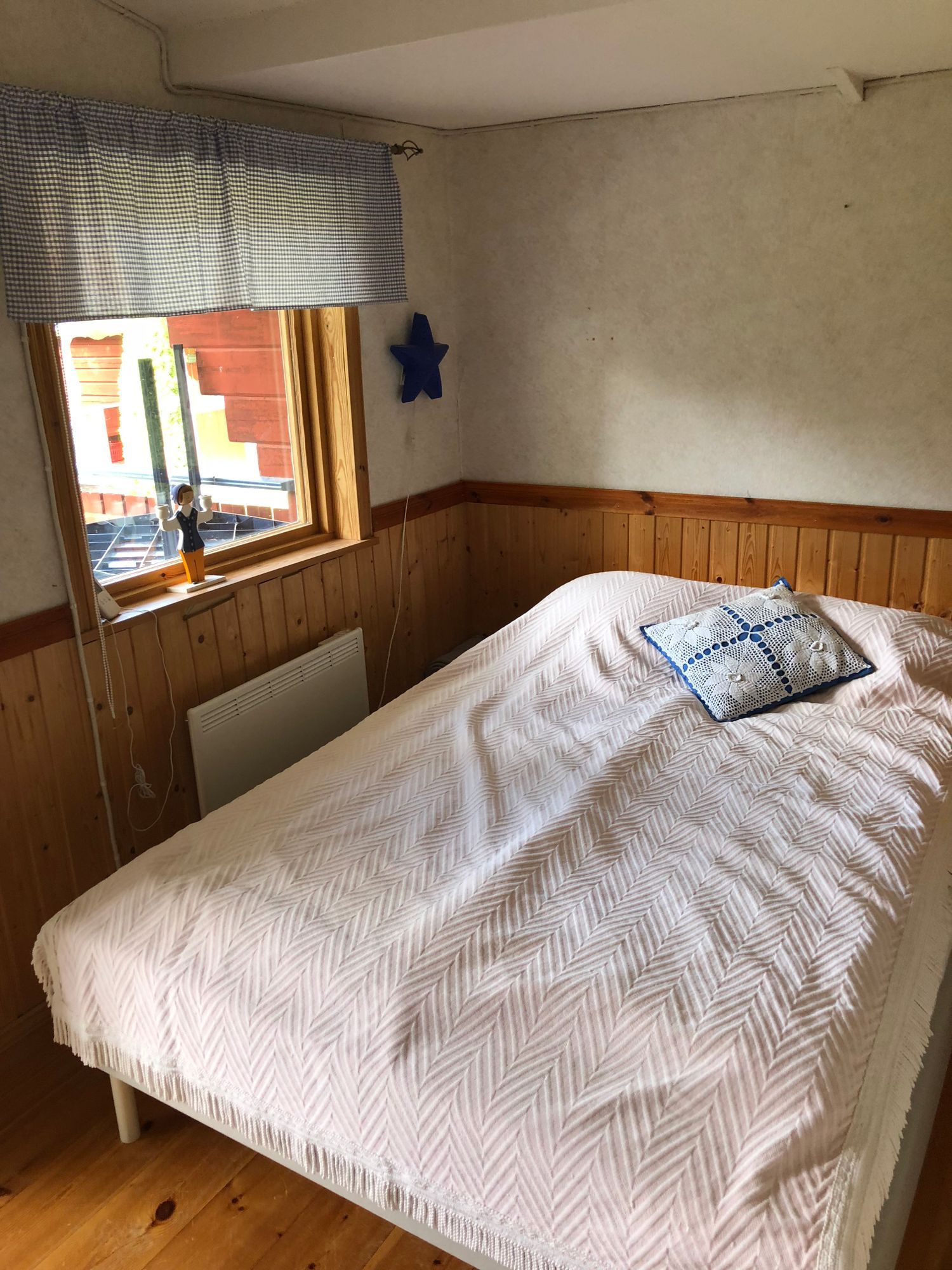 Stuga på strandtomt i Leksand- med roddbåt – bild 19 av 24