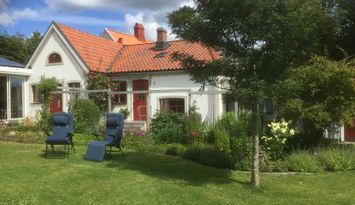 Stuga med bäck på tomten