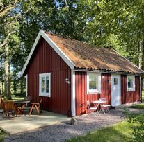 Stuga i lantlig miljö nära skog o hav