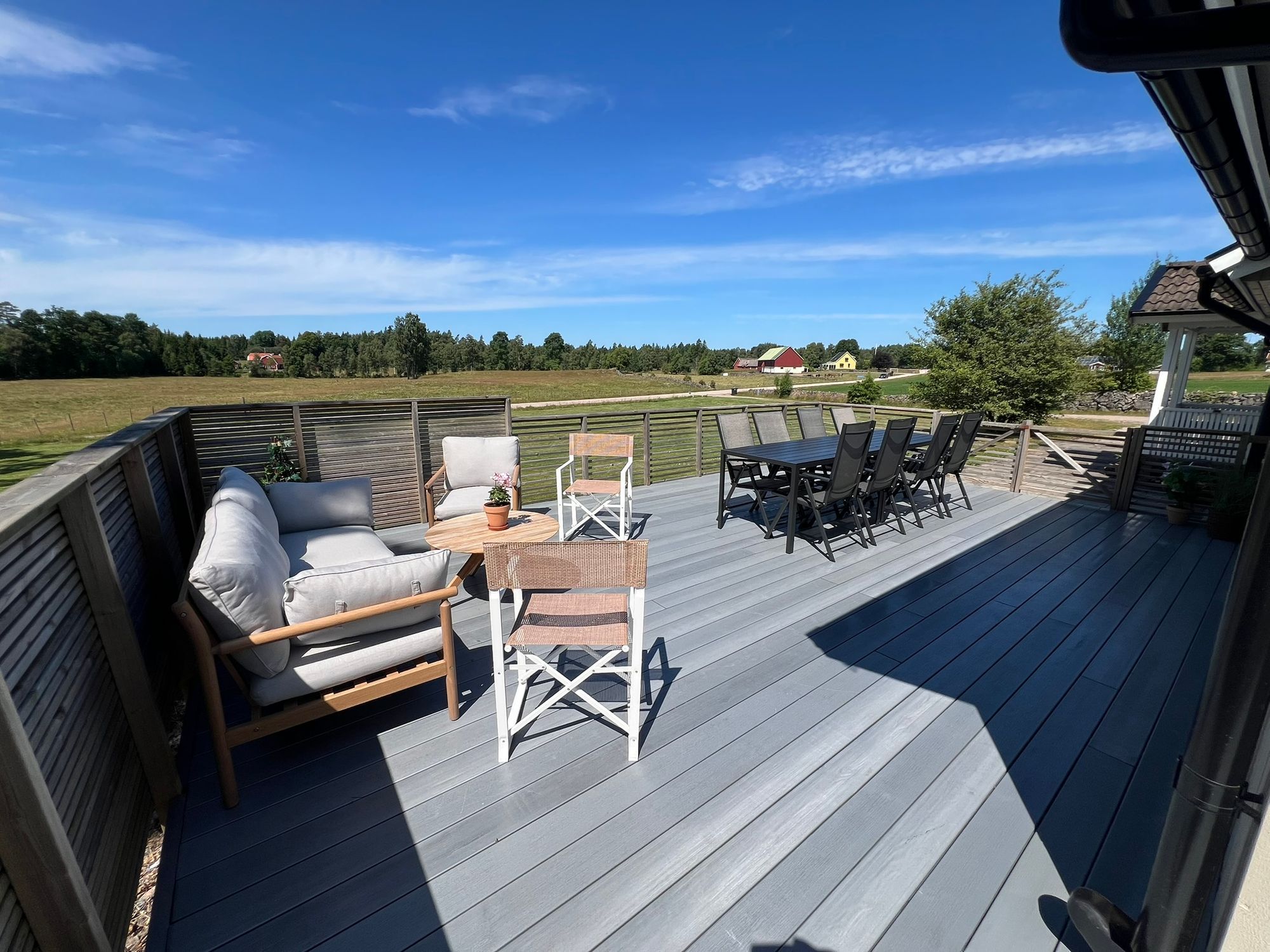 Hus på landet med stora utrymmen och fritt läge – bild 3 av 24