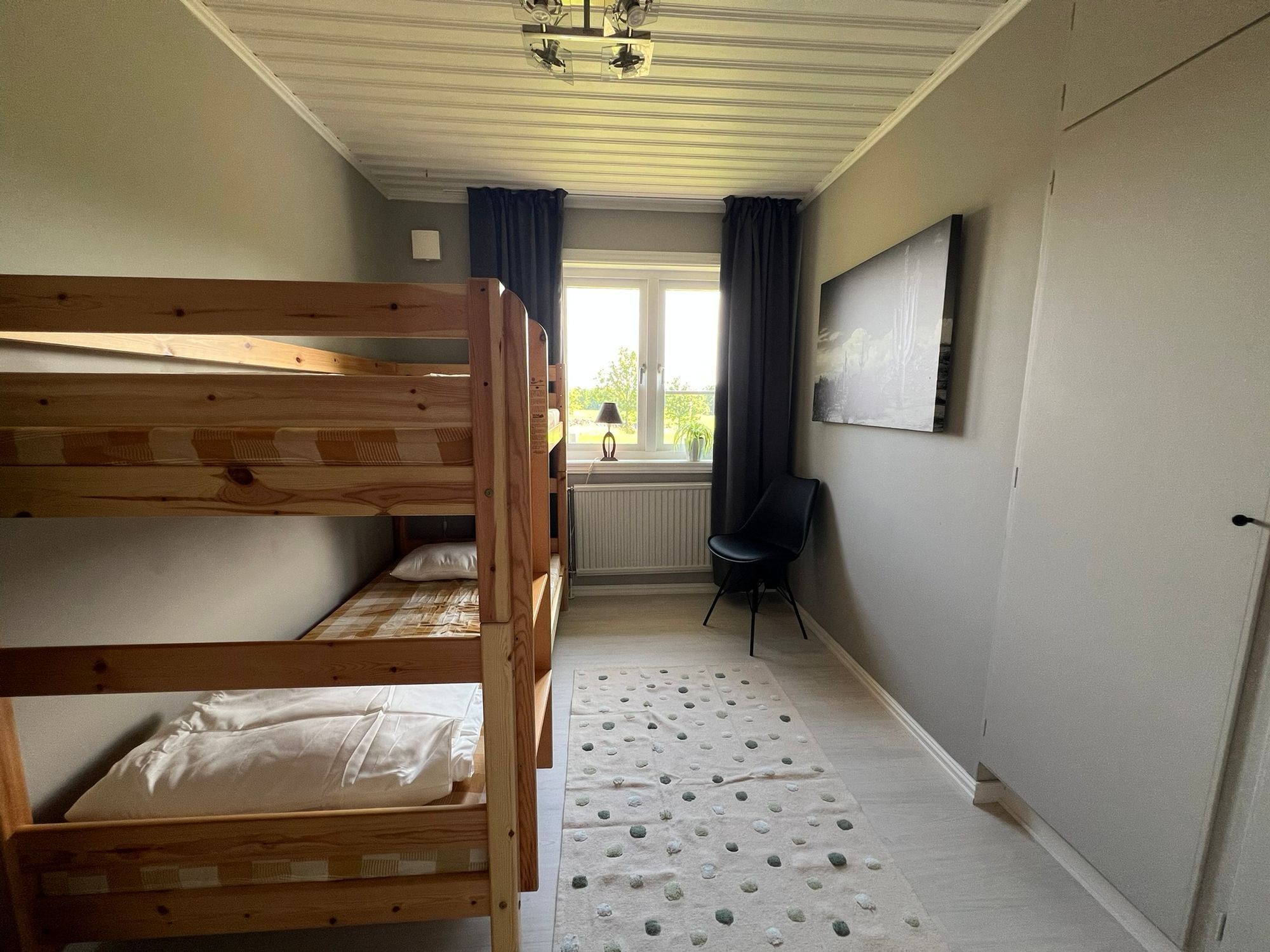 Hus på landet med stora utrymmen och fritt läge – bild 15 av 24