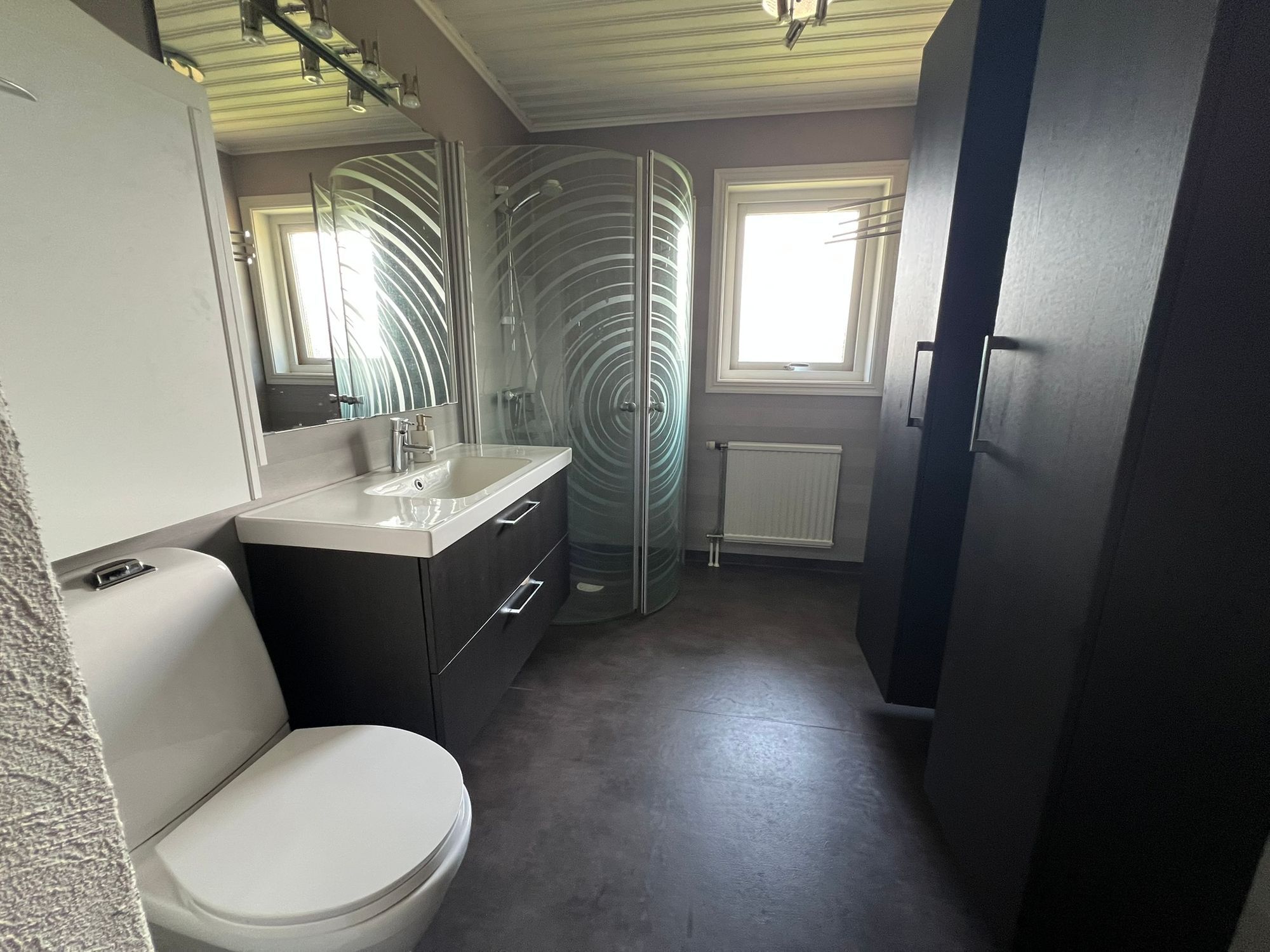 Hus på landet med stora utrymmen och fritt läge – bild 18 av 24