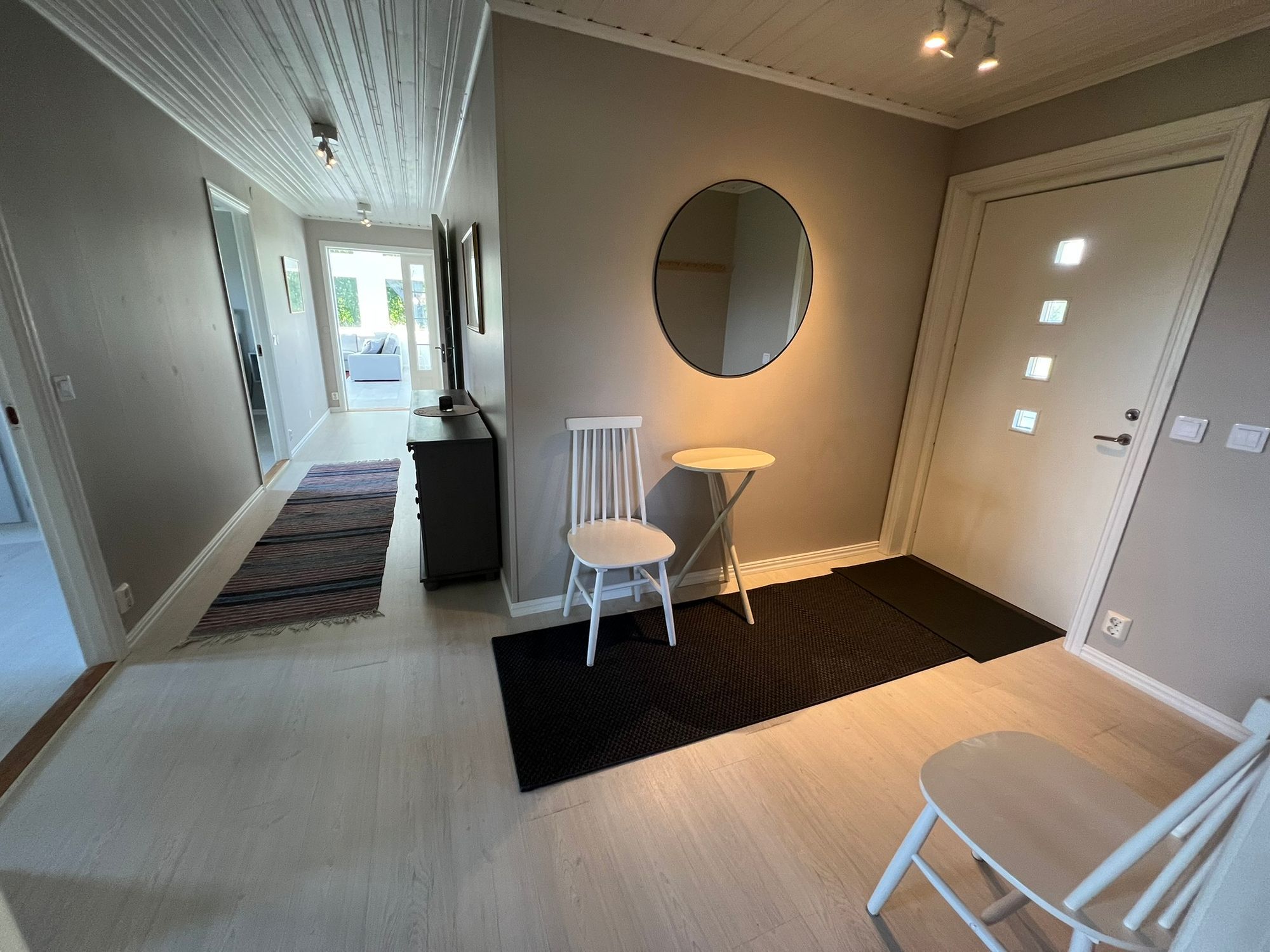 Hus på landet med stora utrymmen och fritt läge – bild 17 av 24