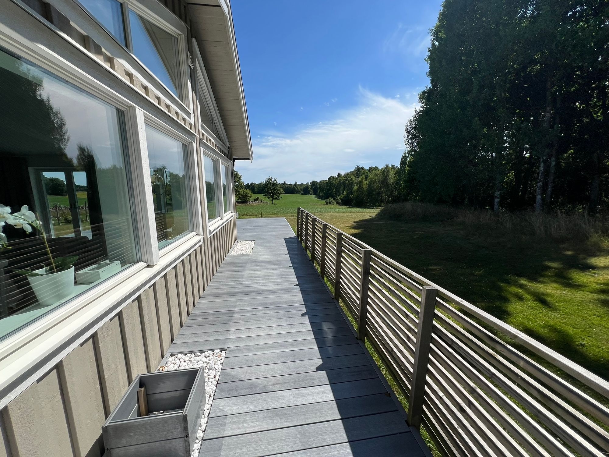 Hus på landet med stora utrymmen och fritt läge – bild 7 av 24