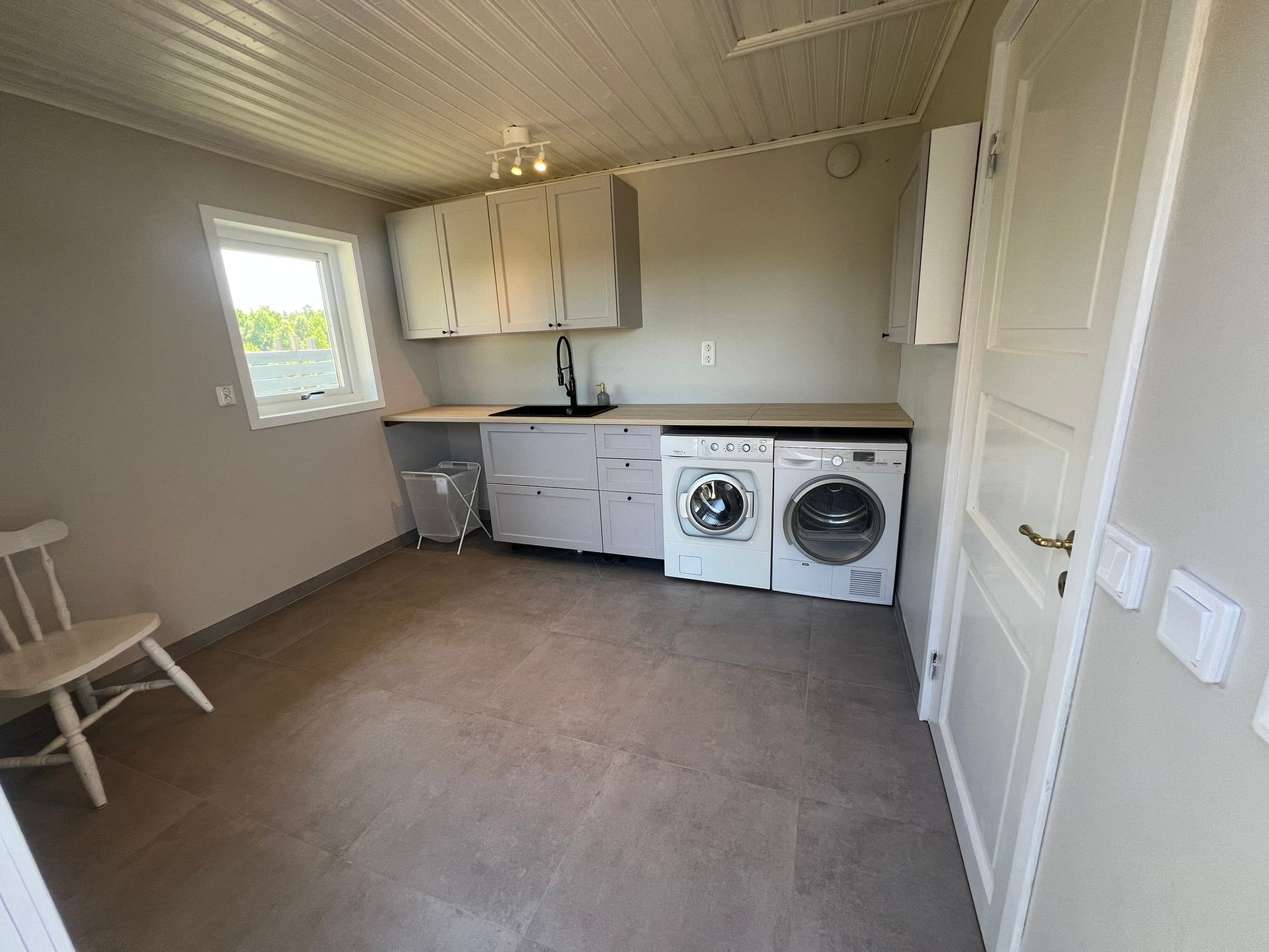 Hus på landet med stora utrymmen och fritt läge – bild 19 av 24