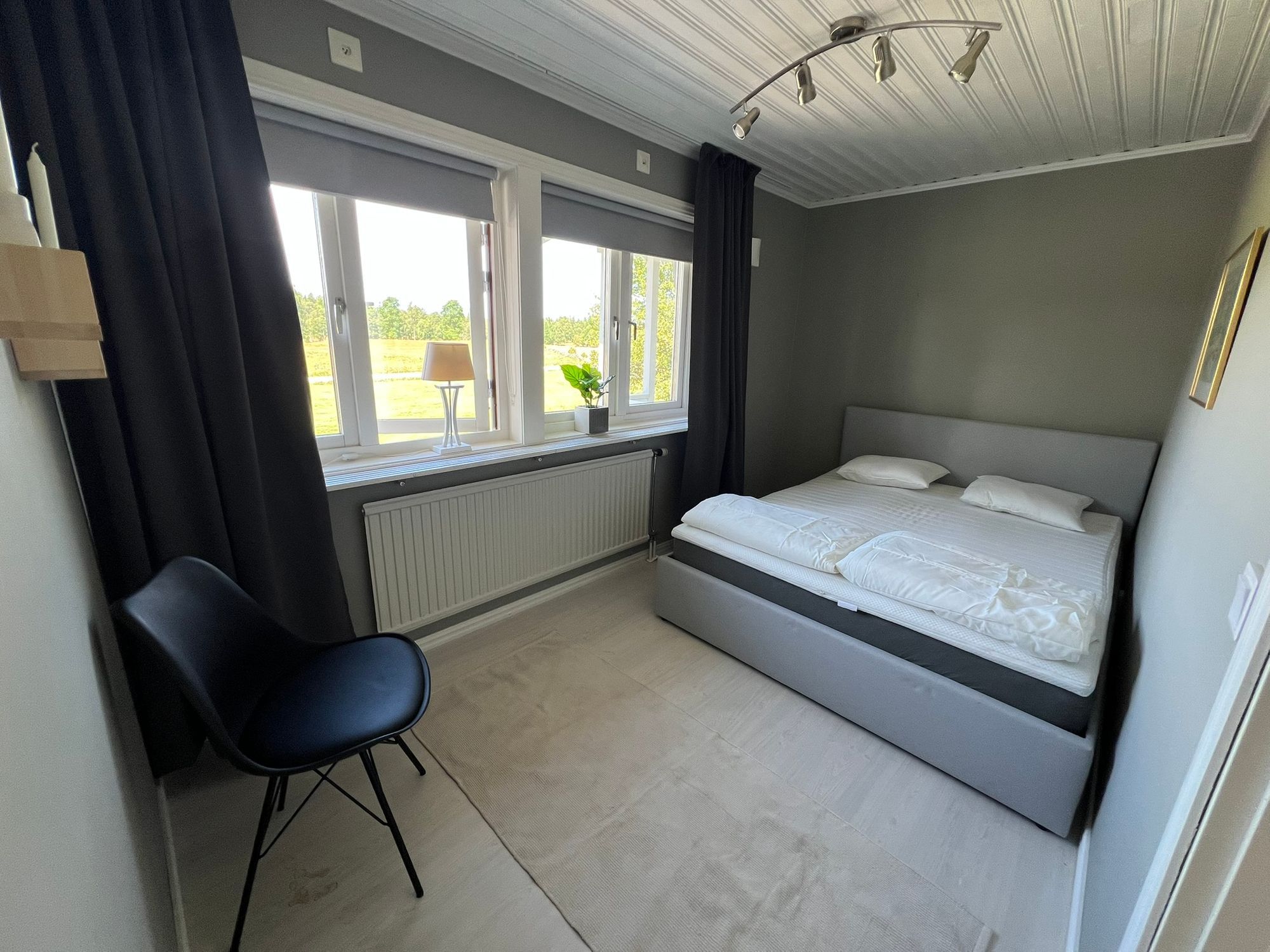 Hus på landet med stora utrymmen och fritt läge – bild 14 av 24