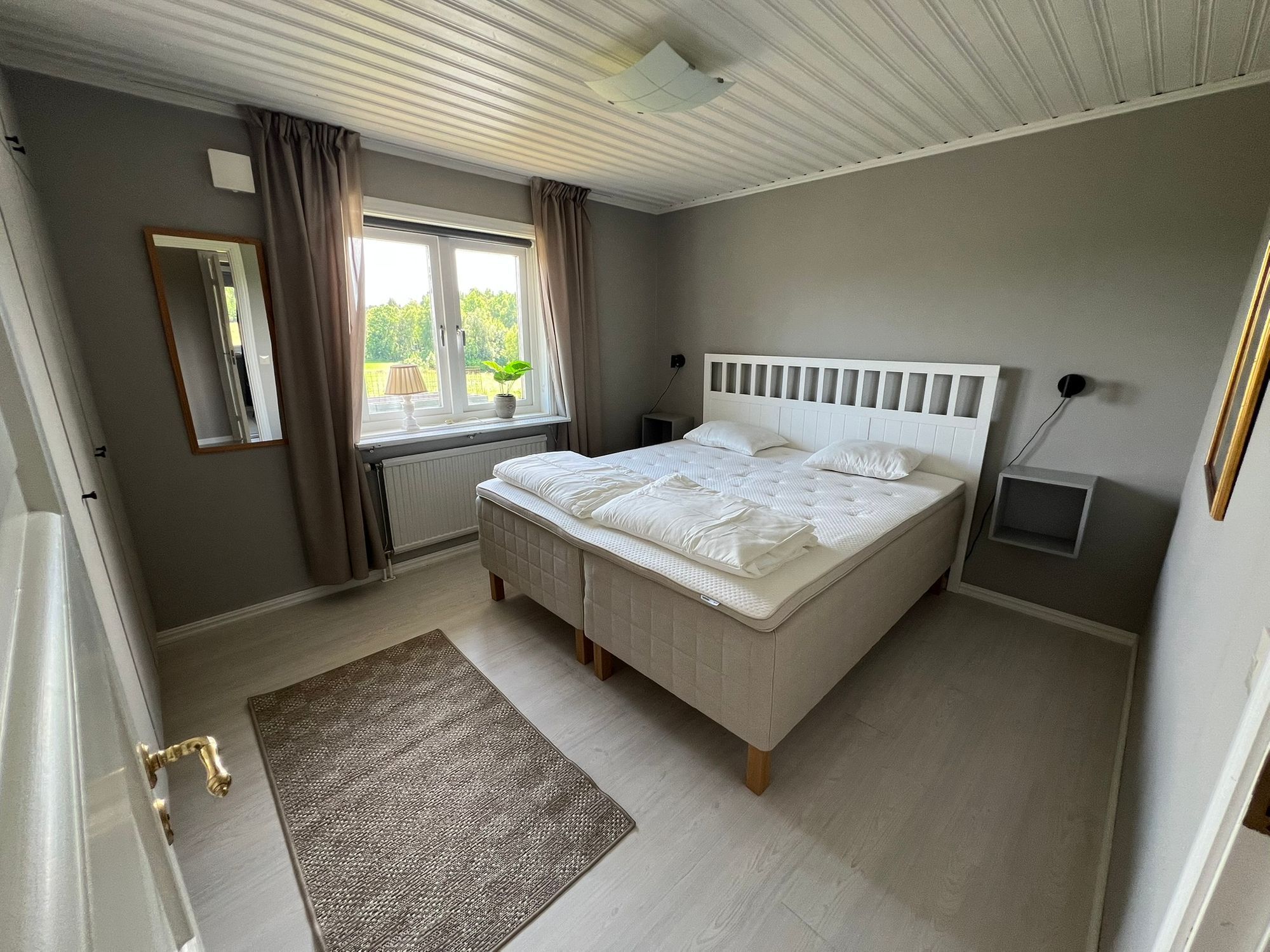 Hus på landet med stora utrymmen och fritt läge – bild 13 av 24