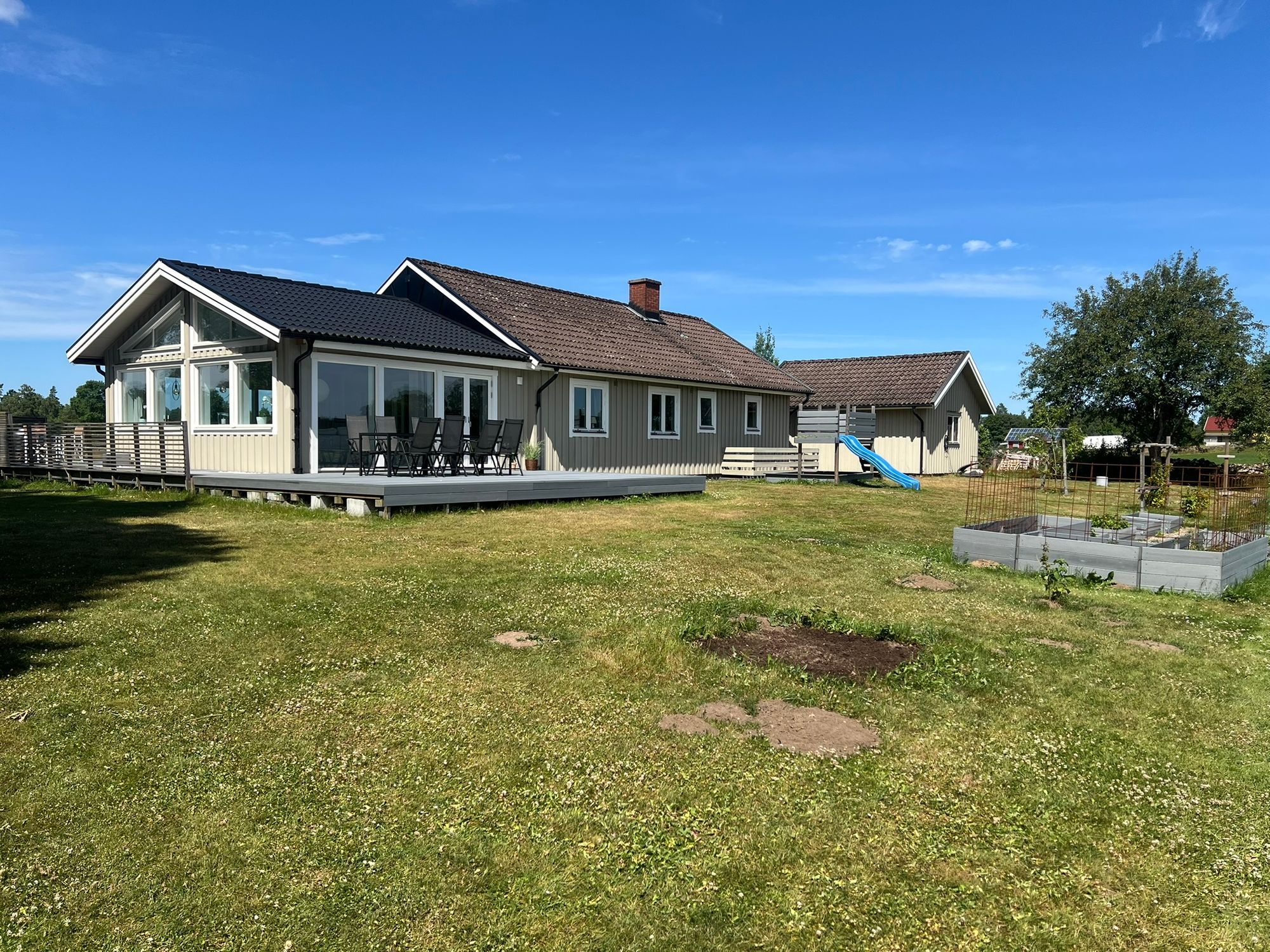 Hus på landet med stora utrymmen och fritt läge – bild 9 av 24