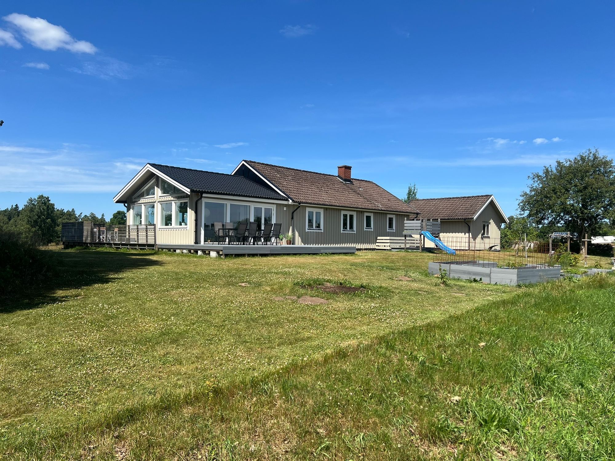 Hus på landet med stora utrymmen och fritt läge – bild 21 av 24
