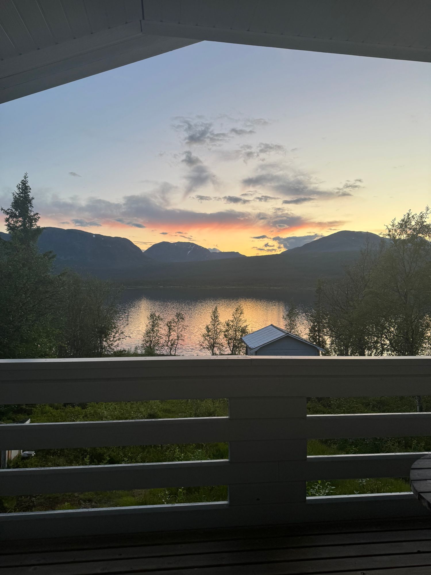 Stuga med fjäll- och sjöutsikt, bastu, och kamin – bild 18 av 24