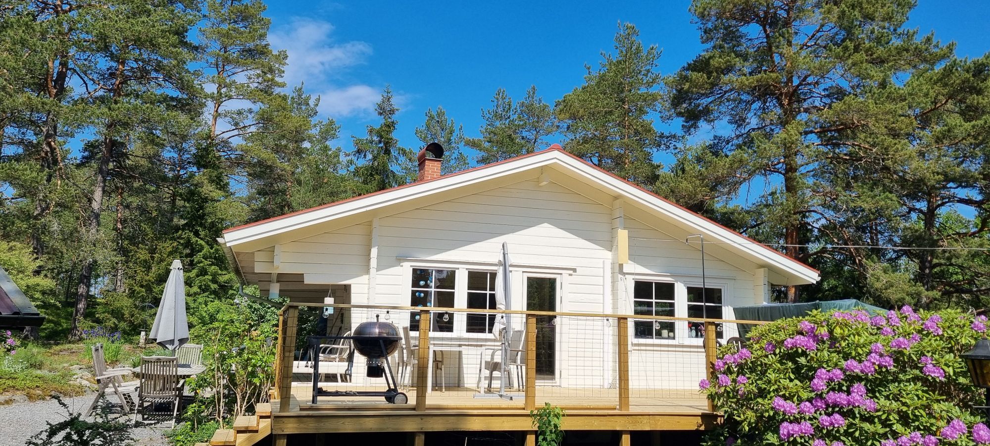 Charmig sommarstuga med härligt barnvänlig tomt – bild 2 av 21