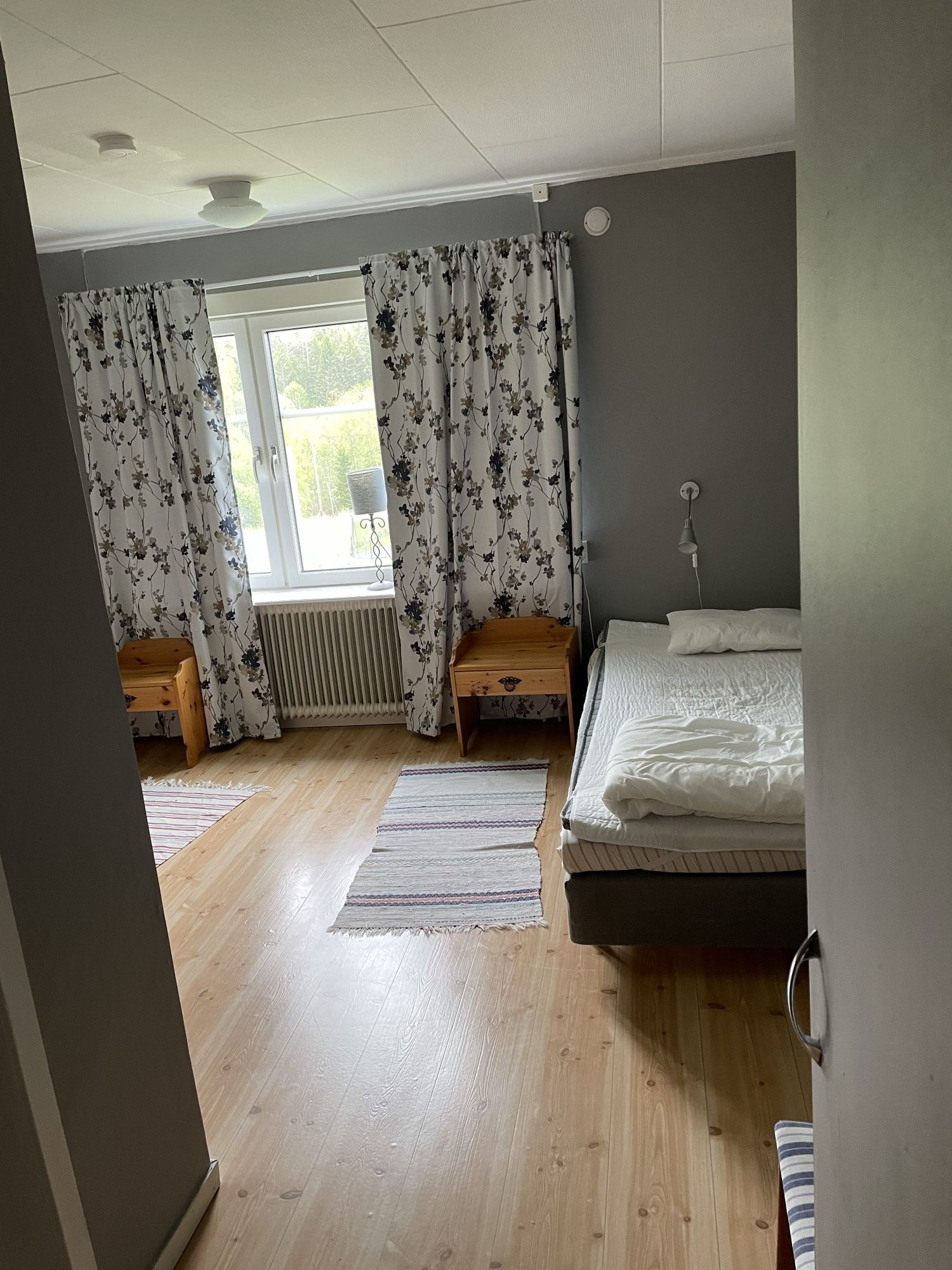 Stuga med sjöutsikt, mkt nära barnvänlig badplats – bild 5 av 7