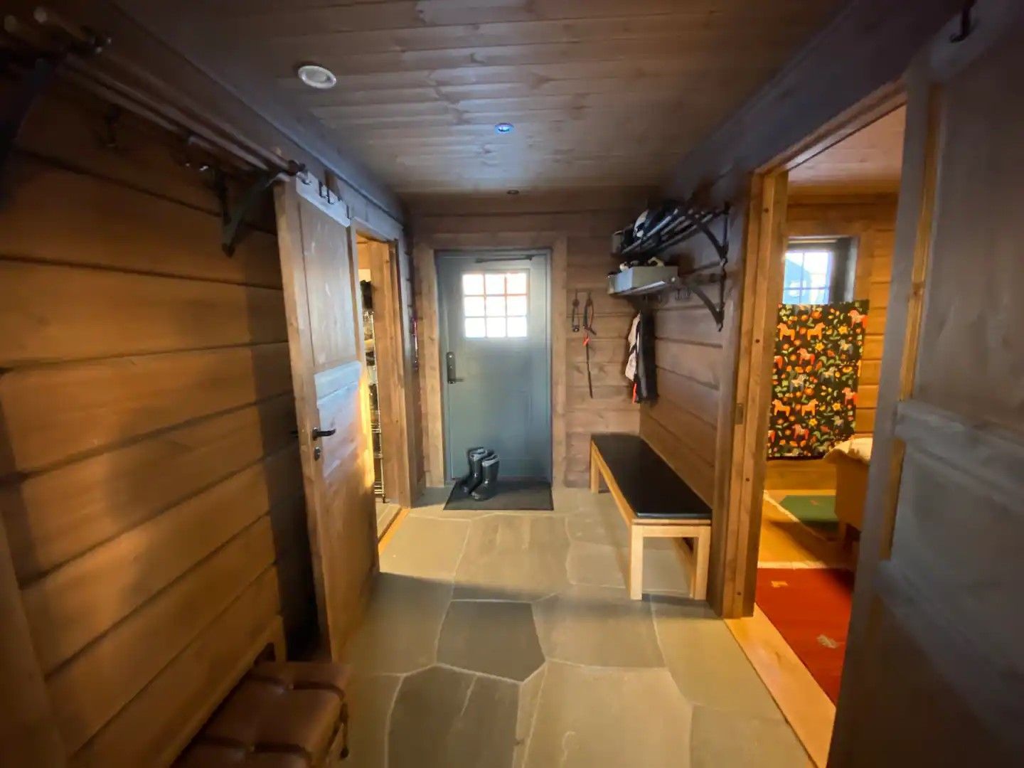 Bergstuga med topp modern svensk fjällstil! – bild 7 av 24