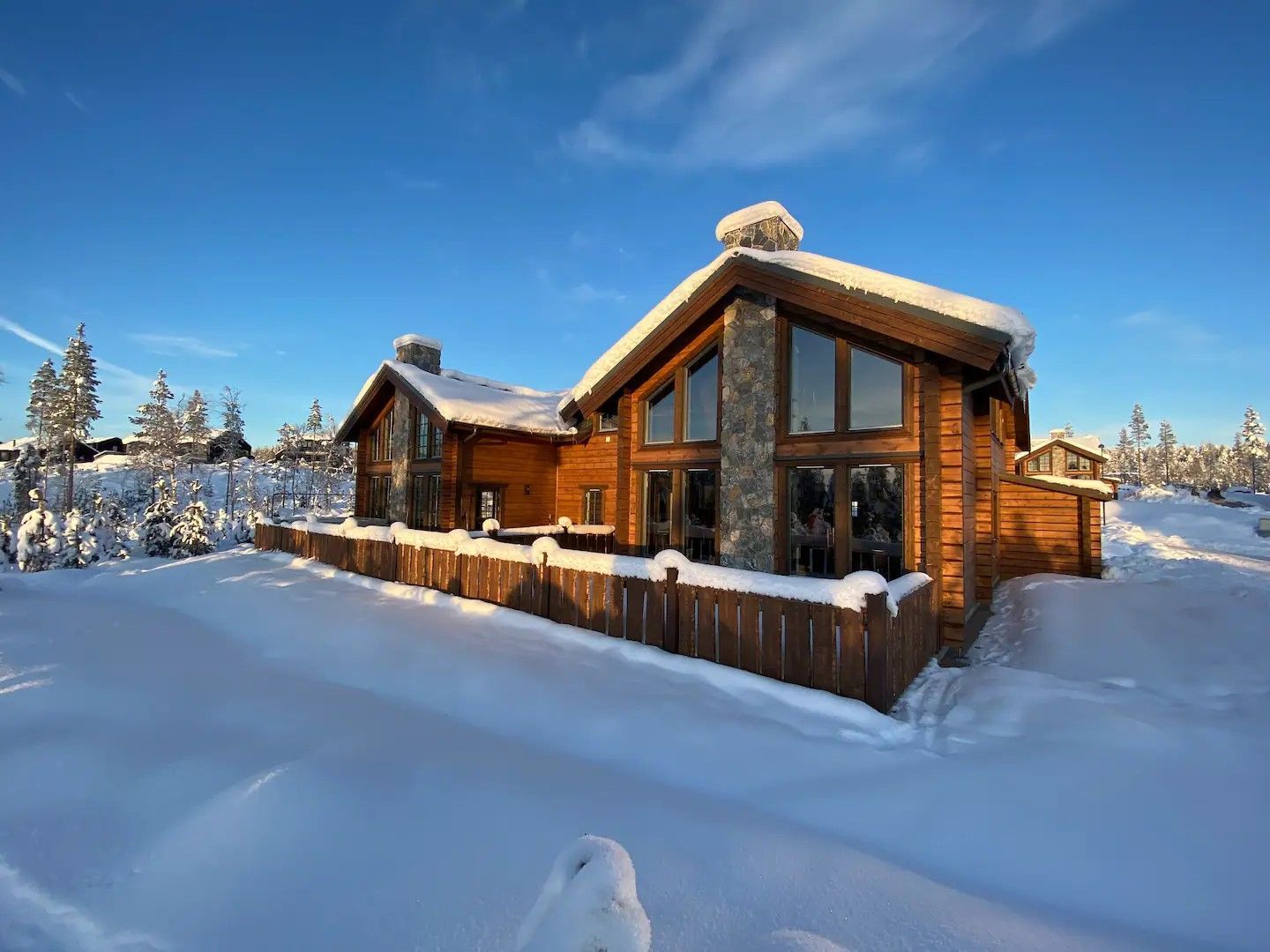 Bergstuga med topp modern svensk fjällstil! – bild 2 av 24