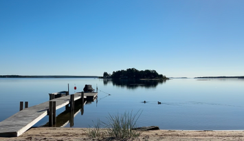 Fridfullt boende med strandtomt