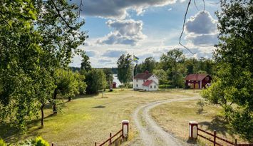 Idyllisk gård med sjötomt