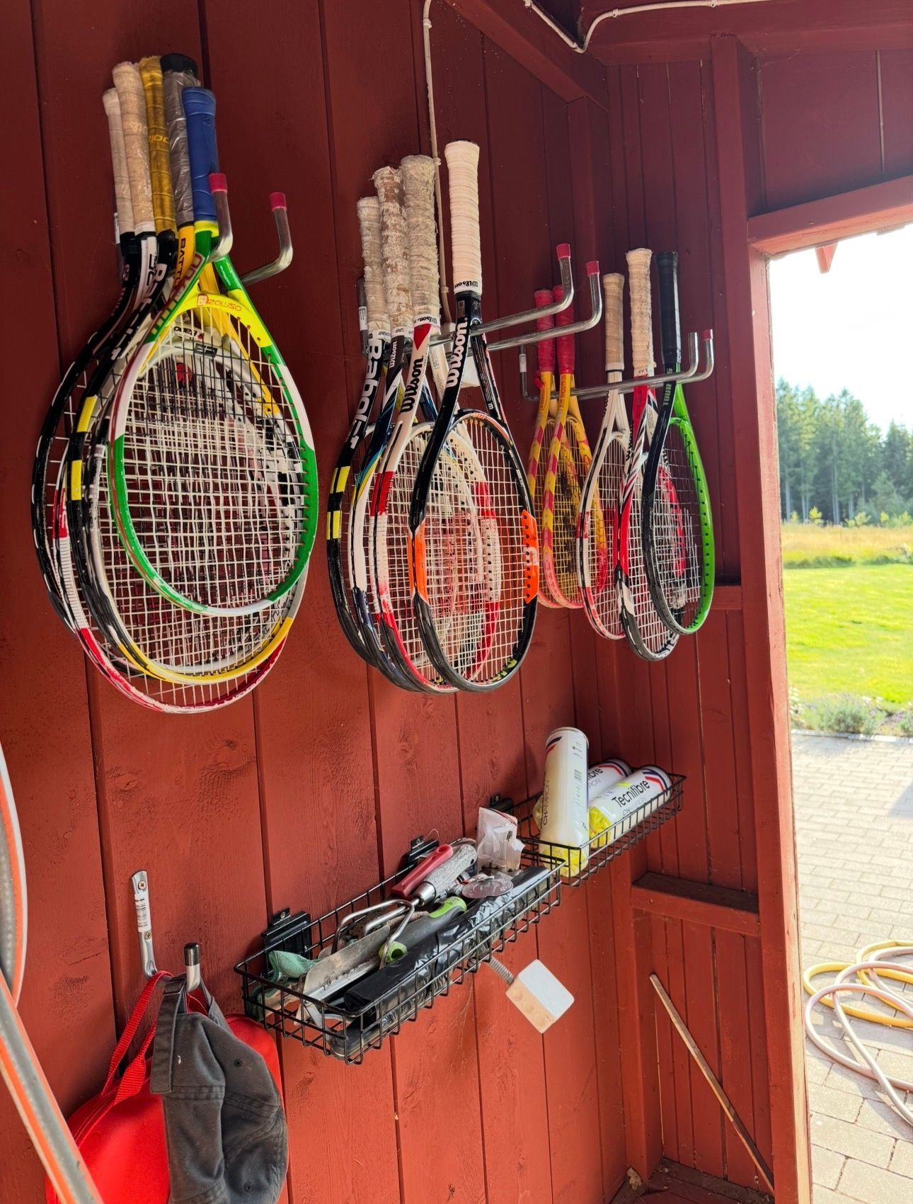 Privat sekelskiftespärla med pool och tennisbana – bild 3 av 24