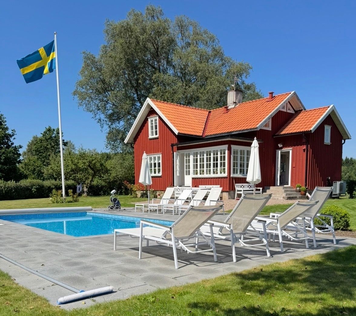 Privat sekelskiftespärla med pool och tennisbana