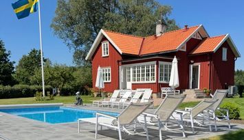 Privat sekelskiftespärla med pool och tennisbana