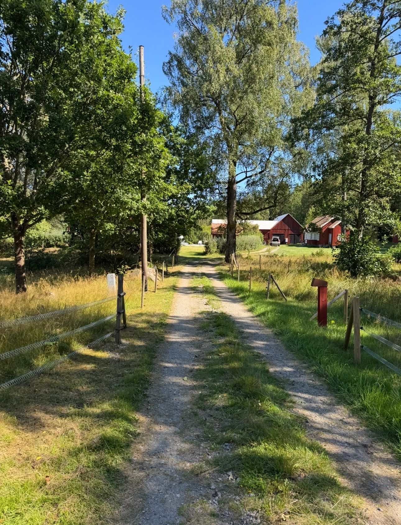 Privat sekelskiftespärla med pool och tennisbana – bild 4 av 24