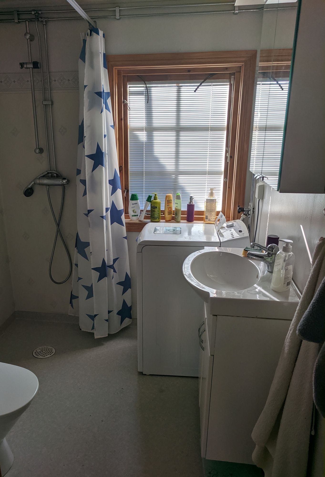 Stuga med sjöutsikt & 20 meter till bad i Mälaren – bild 9 av 11