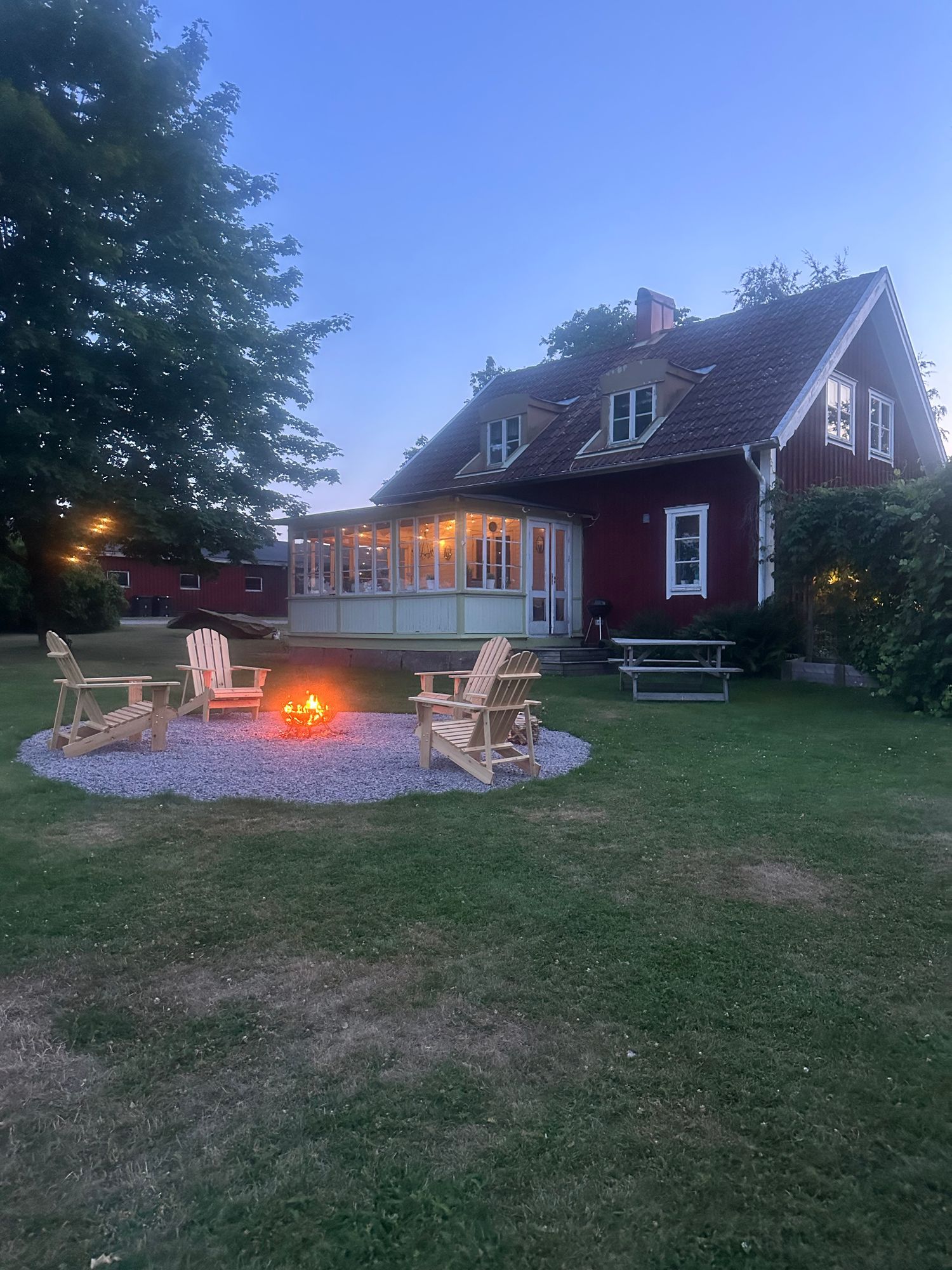 Mysig stuga på gård med bastu & eldplats – bild 2 av 24