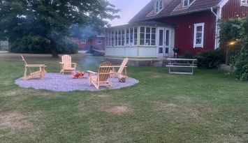 Mysig stuga på gård med bastu & eldplats