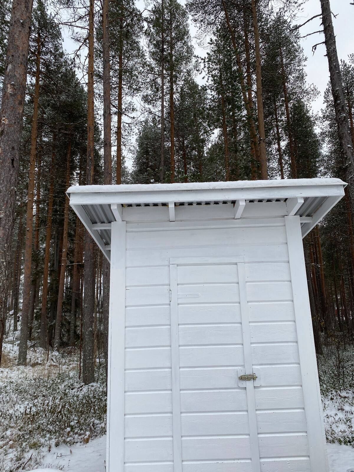 Cozy forest cabin by the lake – bild 9 av 24