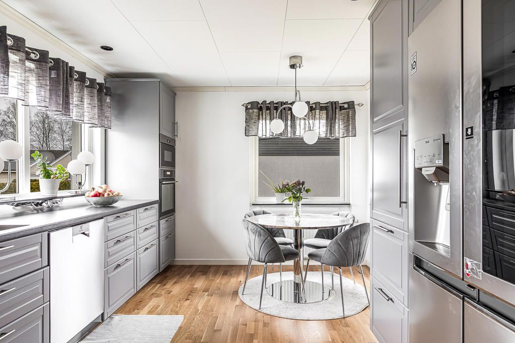 Modern stor & ljus villa - nära centrum – bild 4 av 23