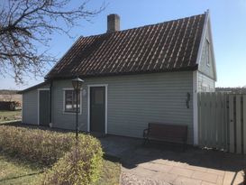 Liten stuga på tomten