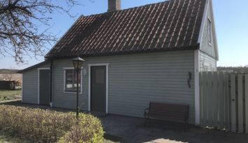 Liten stuga på tomten