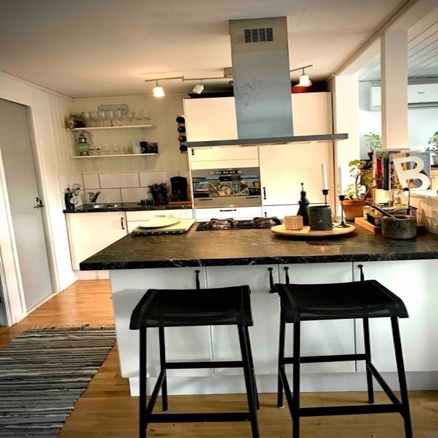Mysig stuga med sjöutsikt, gästhus och stor altan – bild 10 av 24