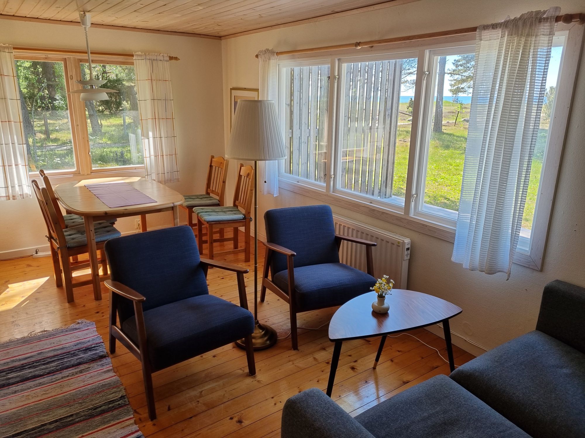Rymlig sommarstuga med fantastisk sjöutsikt – bild 5 av 16