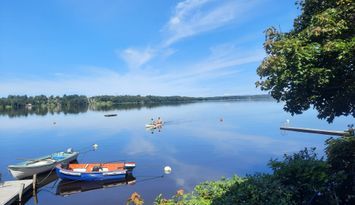 Liten stuga vid sjön Nedre Fryken