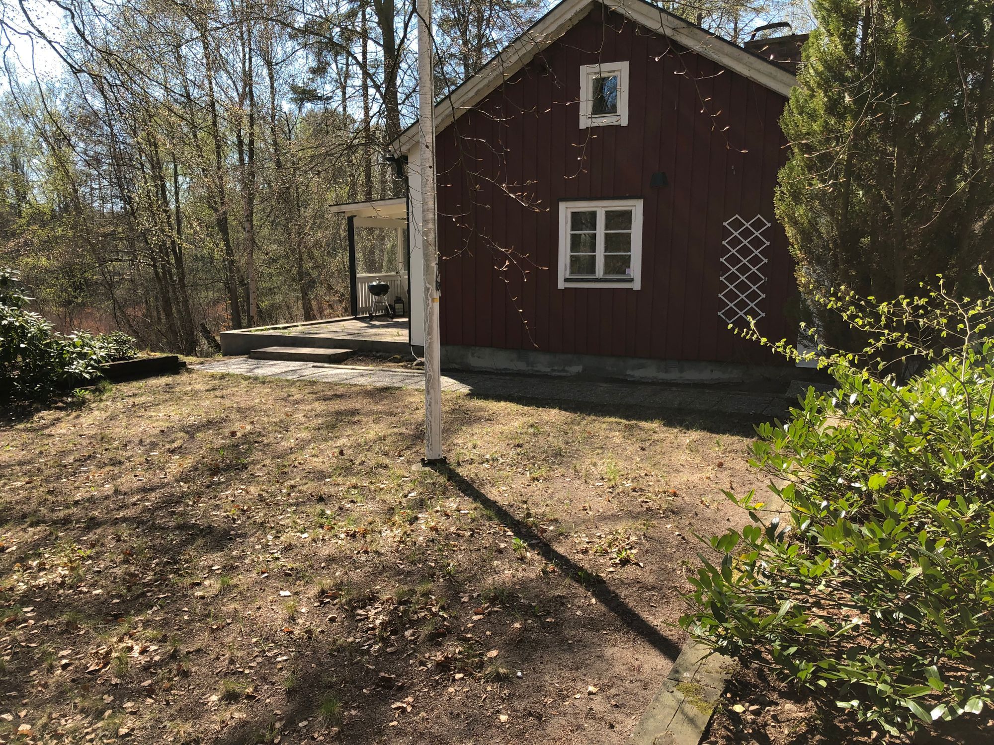 Mysig stuga nära vatten – bild 11 av 11