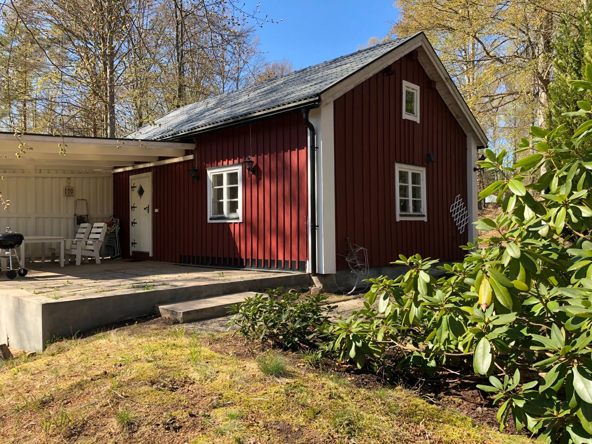 Mysig stuga nära vatten – bild 10 av 11