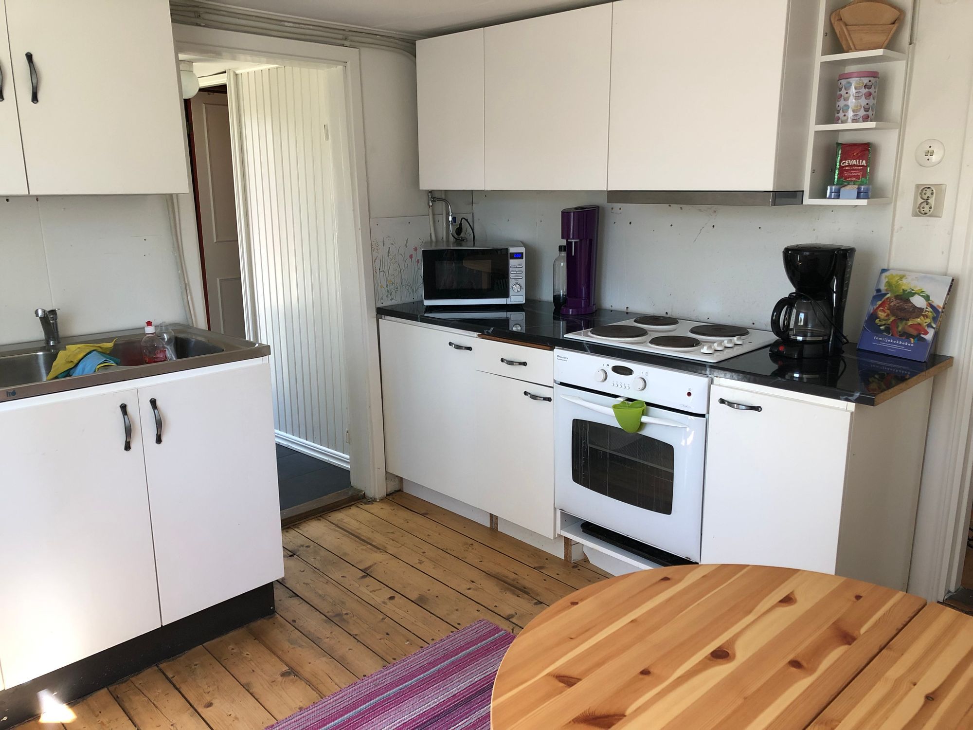 Mysig stuga nära vatten – bild 8 av 11