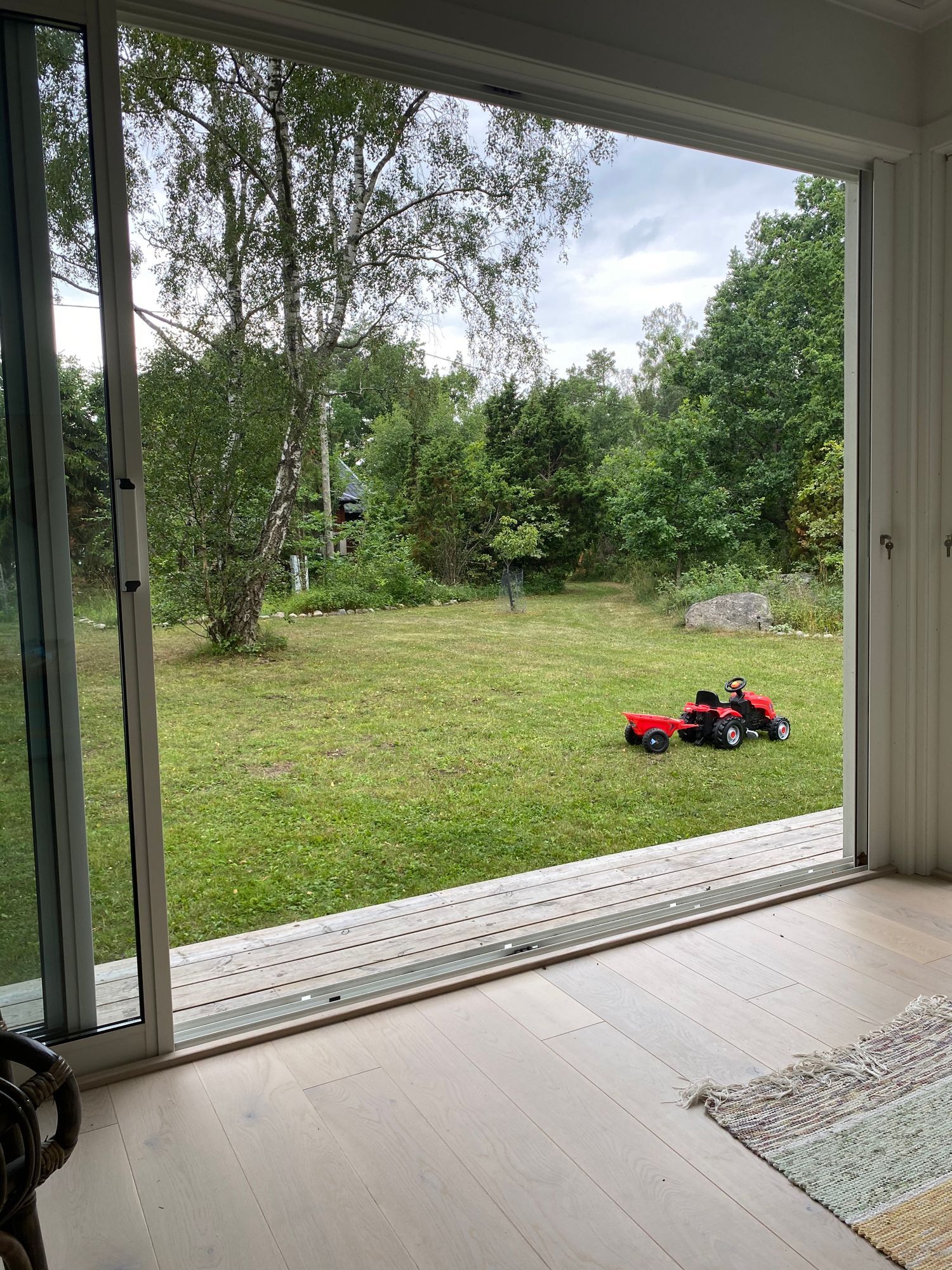Mysigt skogshus nära havet med elbilsladdning – bild 5 av 19