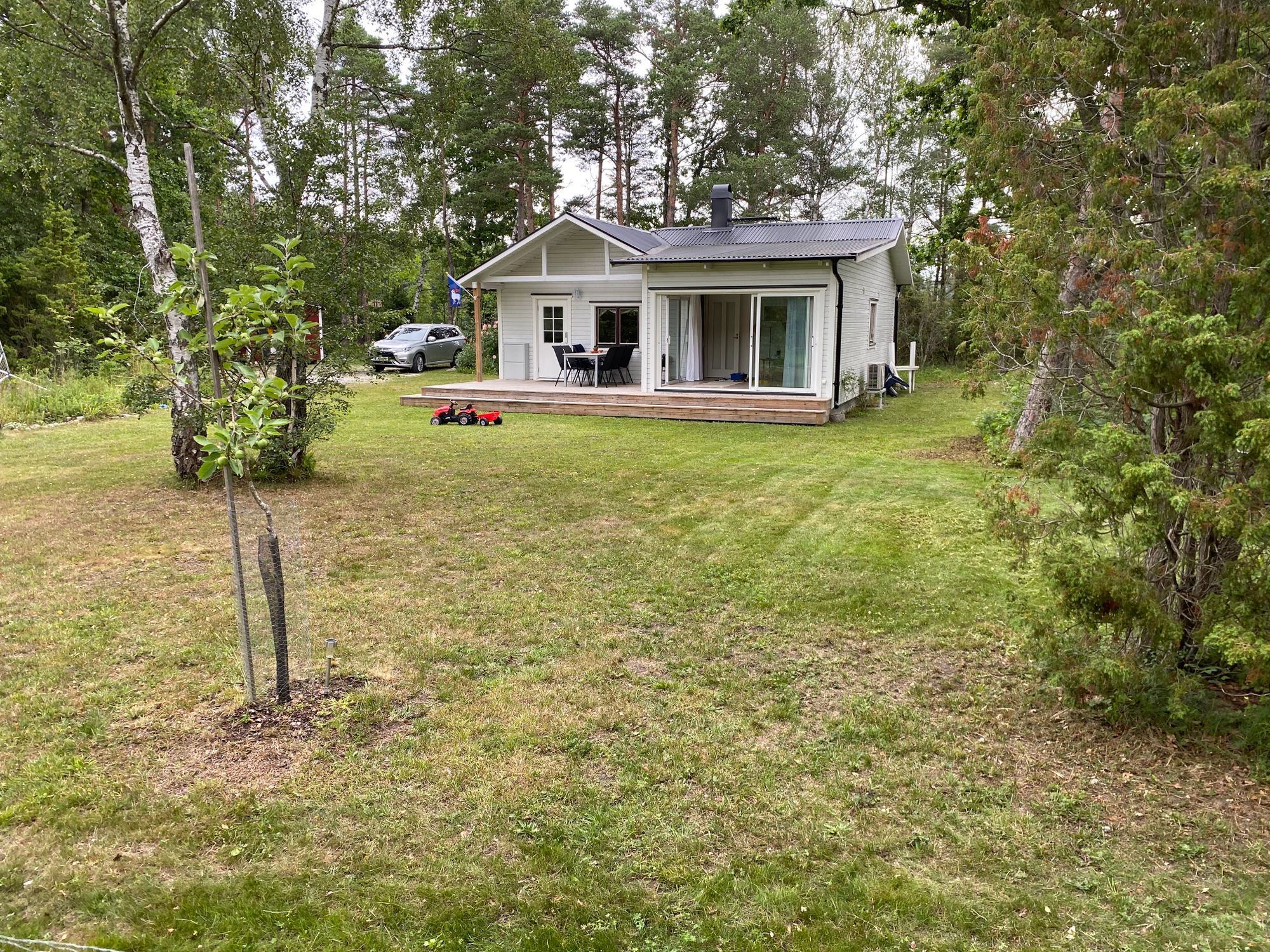 Mysigt skogshus nära havet med elbilsladdning – bild 2 av 19