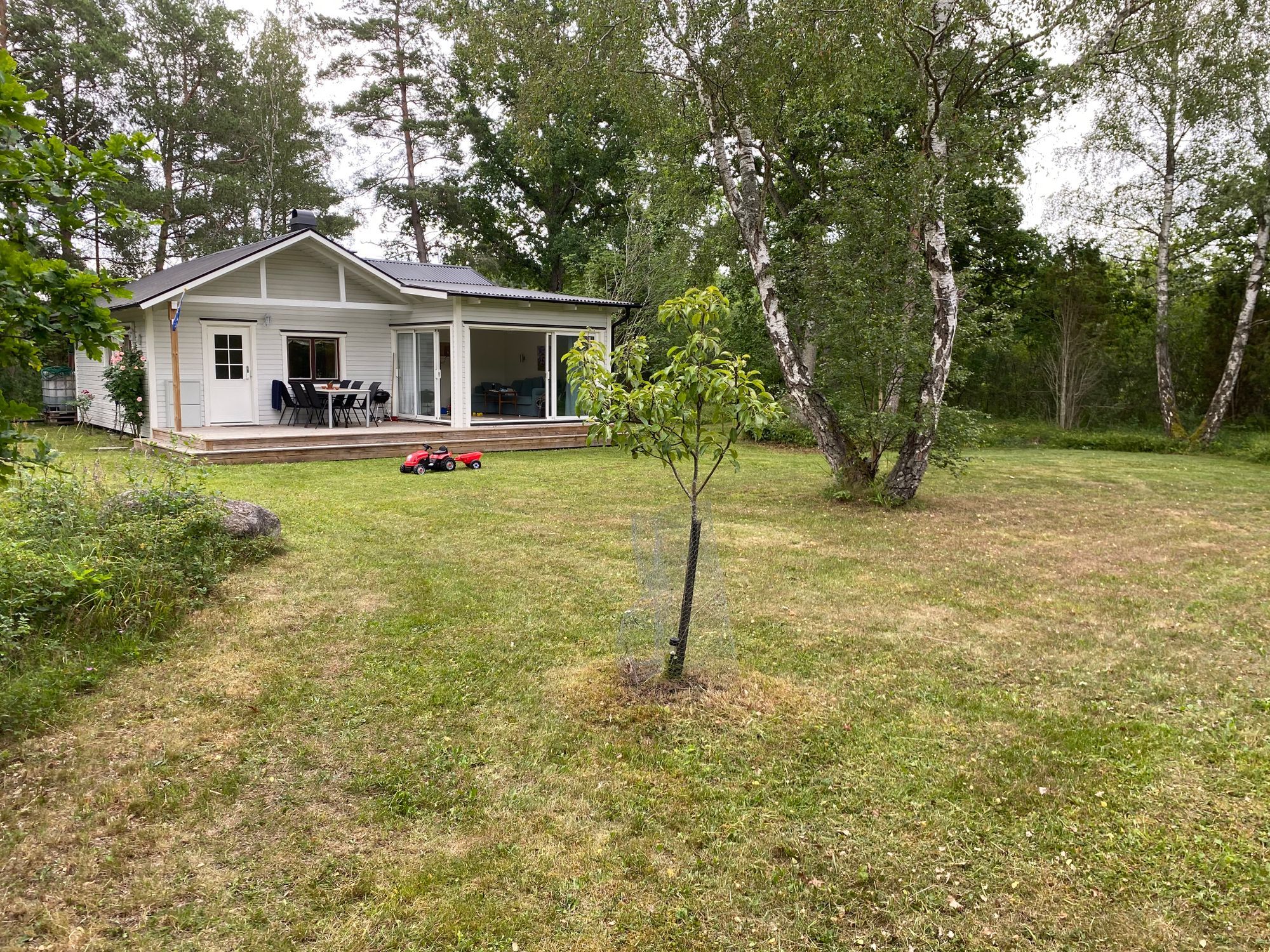 Mysigt skogshus nära havet med elbilsladdning – bild 3 av 19