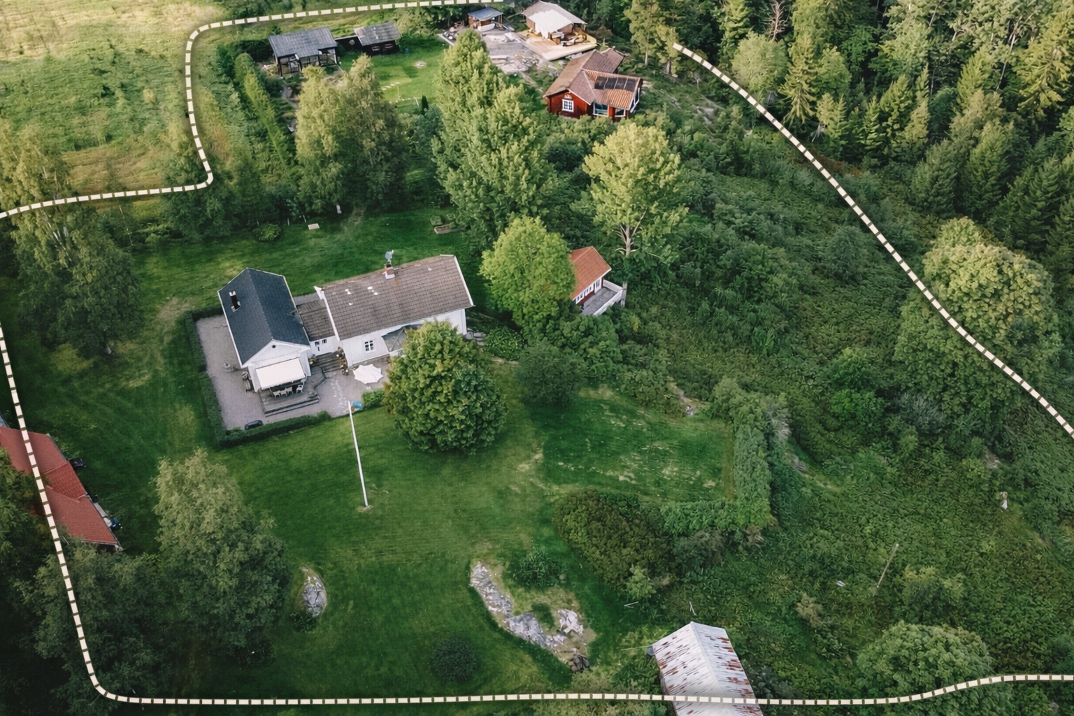 Lantlig pärla med bastu, spabad och naturnära läge – bild 3 av 24