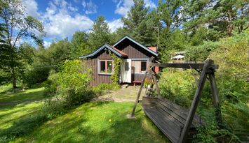 Mysig stuga vid sjön Mjörn