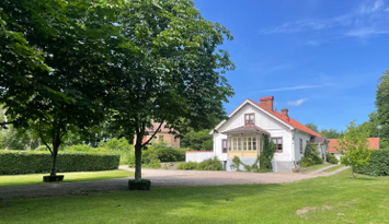 Vacker villa i skånsk slottsmiljö