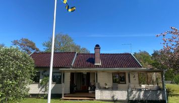 Fin stuga utanför Falkenberg nära strand.